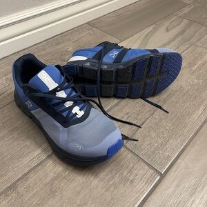 ON Cloudrunner sz 10 Blue